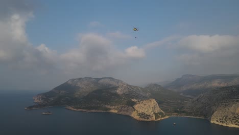 Feuerwehrhubschrauber-Fliegt-über-Das-Meer