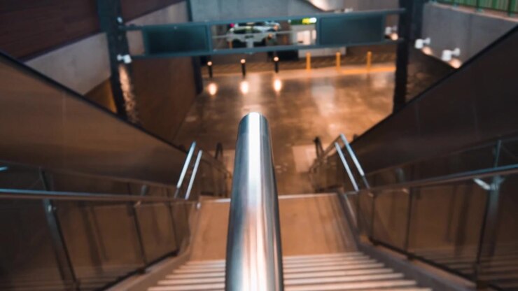 edifícios, acima, terminal, metrô, estrutura, estação, escadaria, movimento, metrô, interior, escada rolante, para baixo, desenhar, sombrio, construção, arquitetura, amarelo, branco, caminho, visão