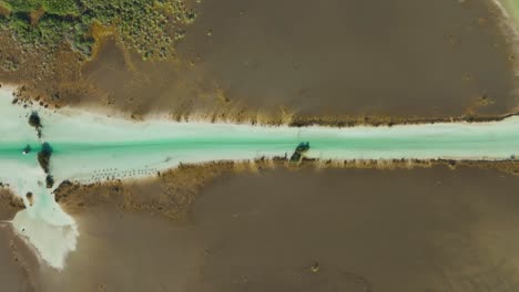 Vista-Aérea-Sobre-El-Canal-De-Los-Piratas,-En-El-Soleado-Bacalar,-México---Cenital,-Disparo-De-Drones