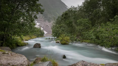 Norwegen-Neblige-Stromschnellen-4k-00