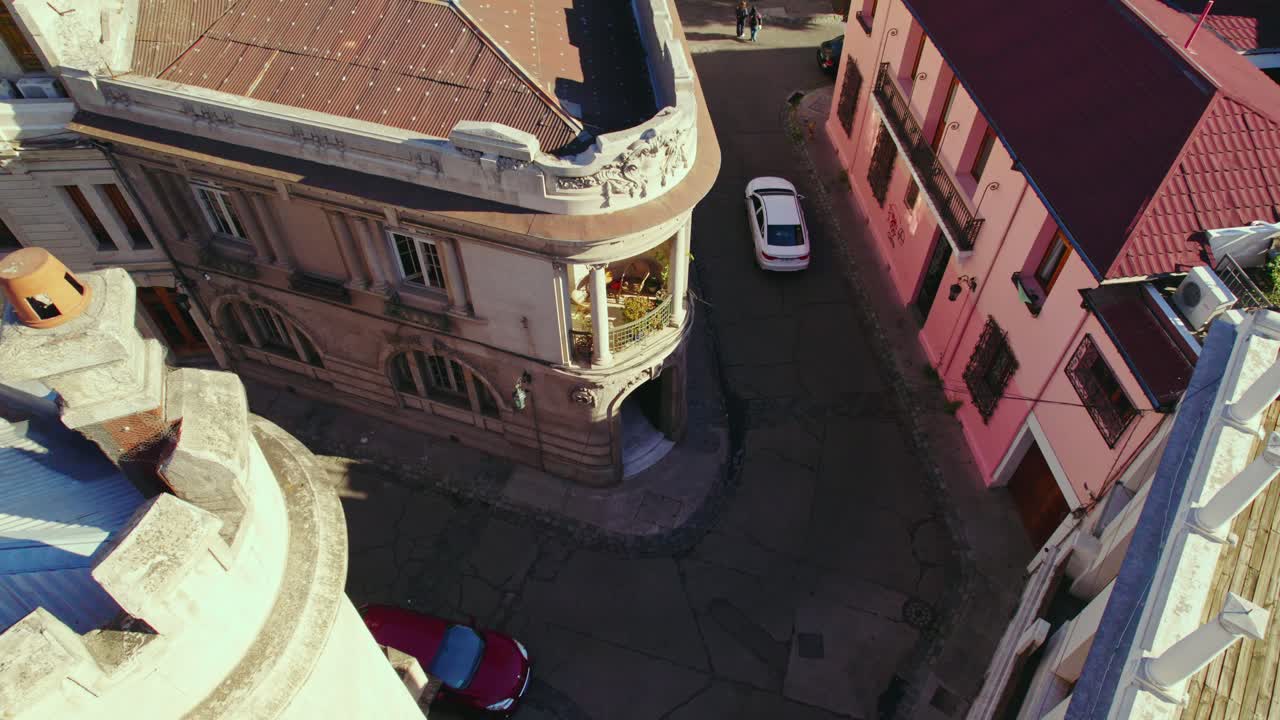 칠레 의  ⁇ 빛 있는 산티아고 의 바리오 콘차 이 토로 의  ⁇ 은 거리 들 에서 운전 하는 자동차 - 공중 사진