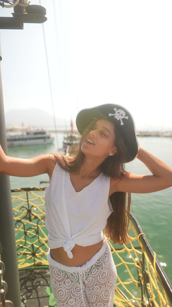 mujer con sombrero de pirata en la cubierta de un barco