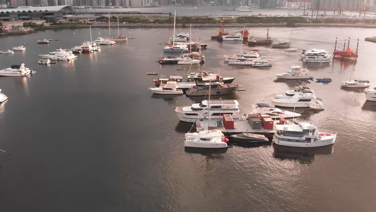 yates estacionados en un muelle de almejas con una cálida puesta de sol