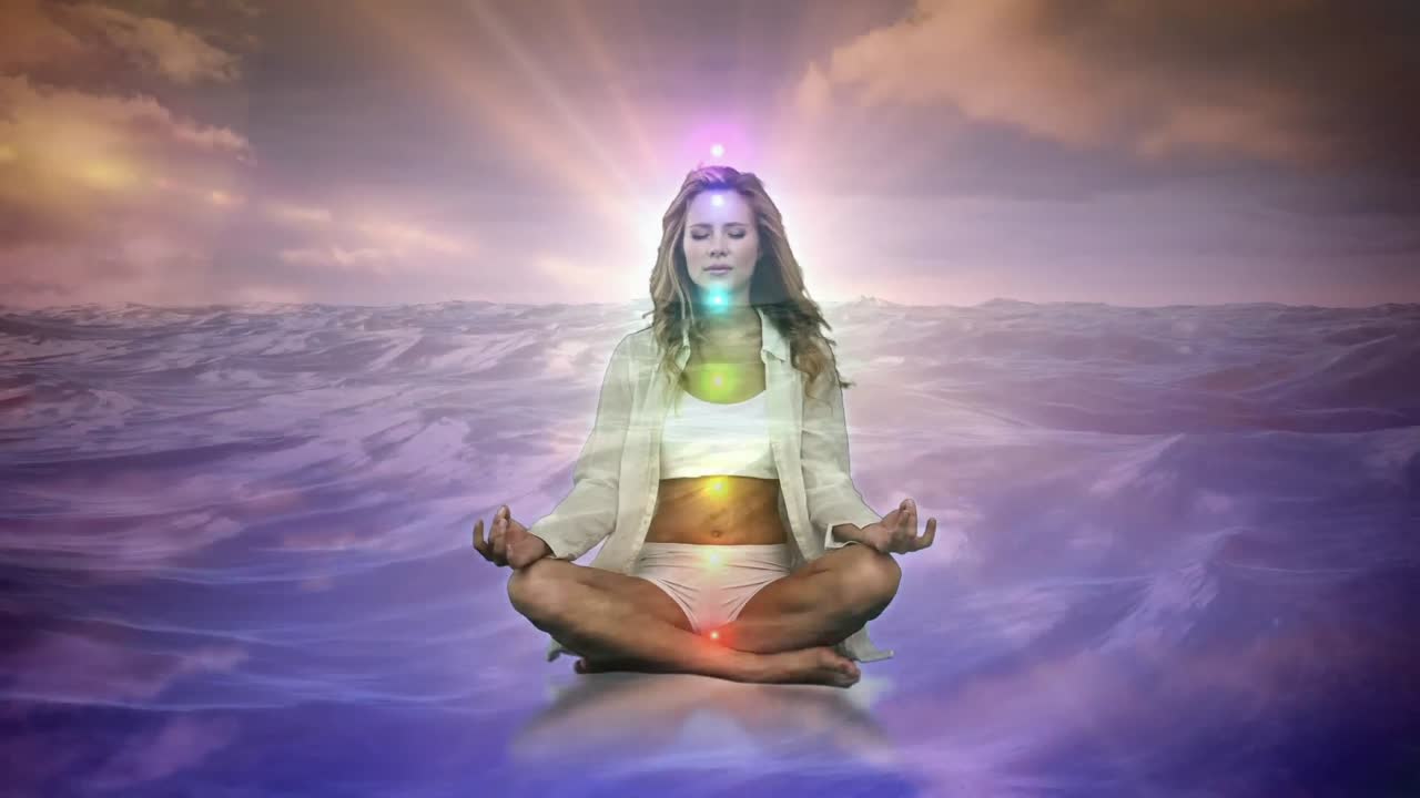 mujer meditando sobre el agua