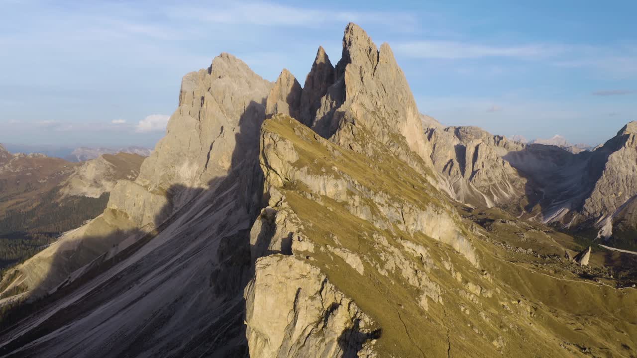 la toma aérea revela la cresta rocosa de la montaña seceda en los dolomitas italianos