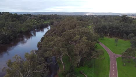 Vista-Panorámica-Aérea-Sobre-El-Río-Swan-Y-Reg