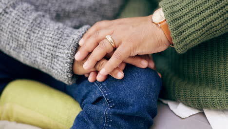 primer plano, pareja y tomados de la mano por amor