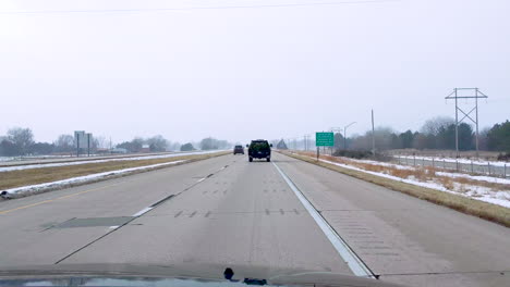 Snowy-Highway-in-Midwest-with-Cars-and-Trucks