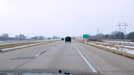 autopista nevada en el medio oeste con coches y camiones