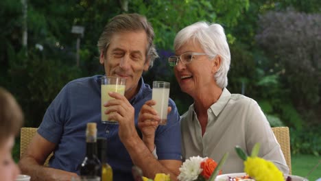 Familia-Comiendo-Afuera-Juntos-En-Verano