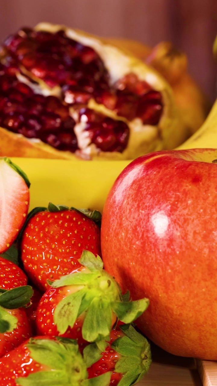En fargerik utstilling av forskjellige ferske frukter