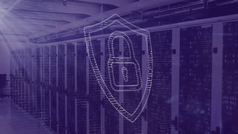 animación de escudo de seguridad digital sobre bastidores de servidores en el centro de datos