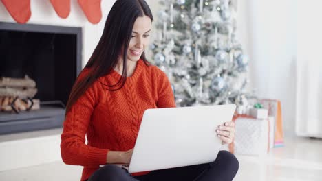 Glückliche-Junge-Frau-Beim-Surfen-Im-Internet