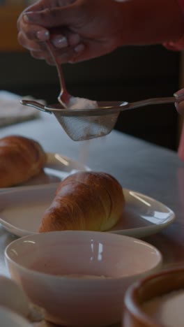 mujer cocinando en la cocina