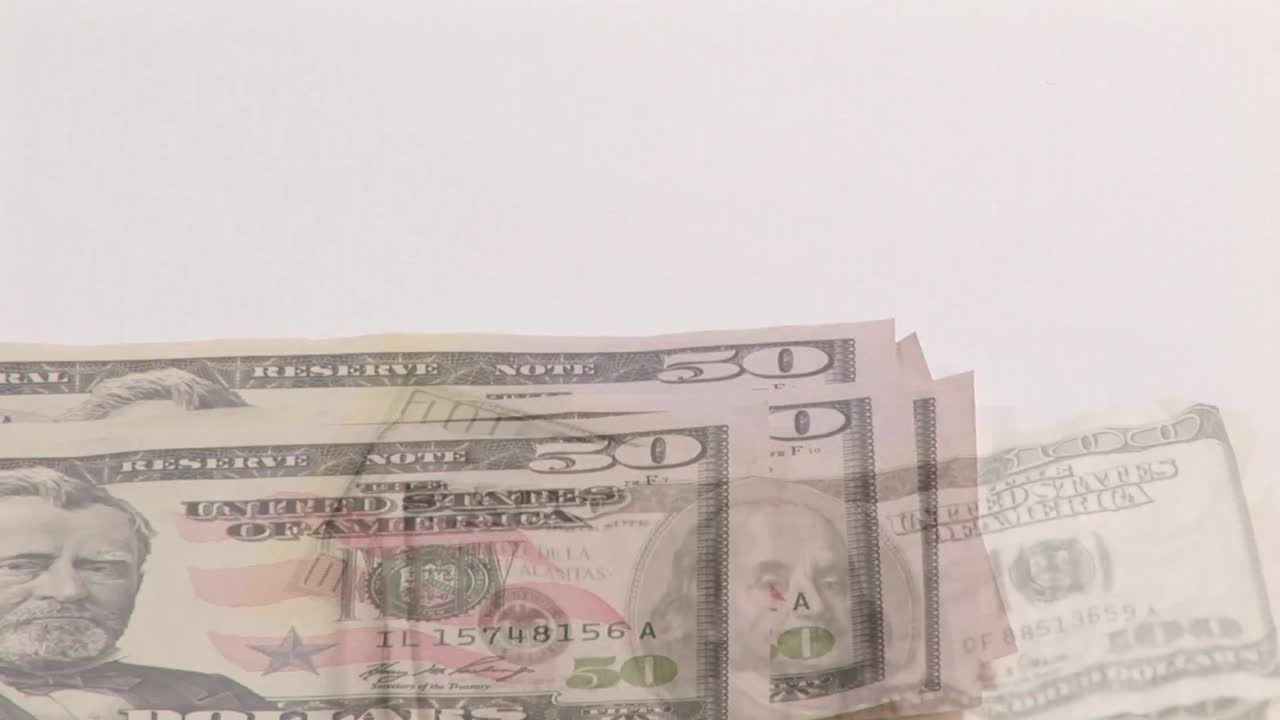 미국 달러 지폐가 손에 떨어지는 애니메이션 미국 달러 지표를 세는