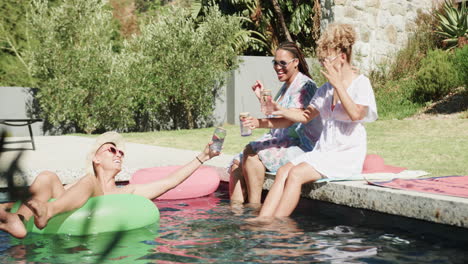 Diversos-Amigos-Disfrutan-De-Un-Día-Soleado-Junto-A-La-Piscina