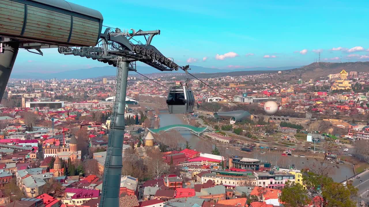 vista superior de tbilisi. el teleférico va cuesta abajo.