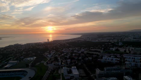 vista de avión no tripulado del paisaje urbano de lisboa junto al mar durante una puesta de sol