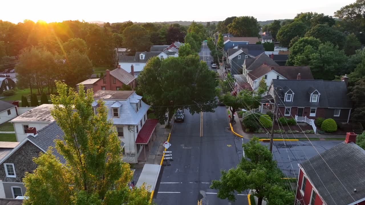 Case storiche lungo la Main Street in una piccola città negli Stati Uniti