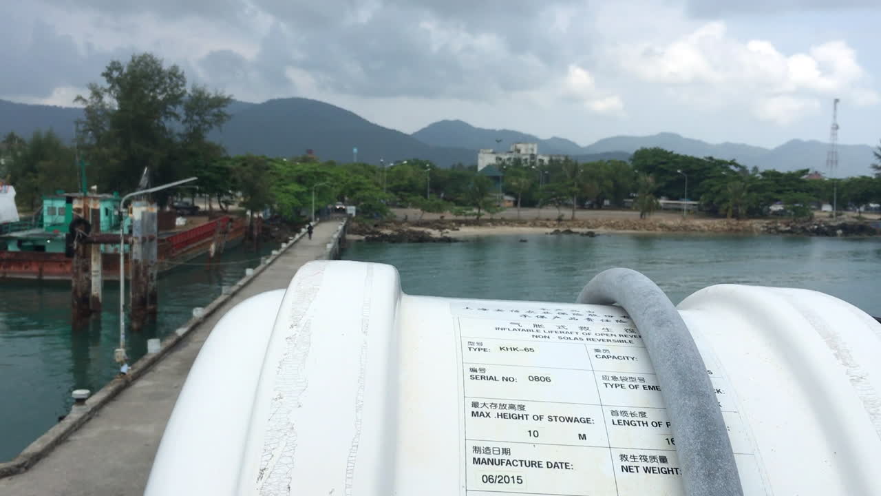 tomas panorámicas de un barco en un pequeño puerto deportivo en tailandia