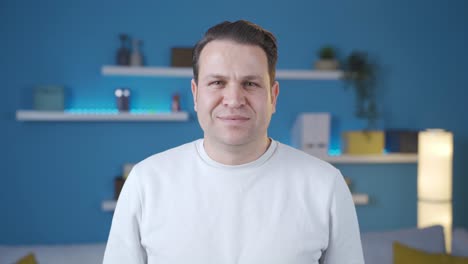 hombre feliz sonriendo mirando a la cámara y dando la señal de que está bien. para estar satisfecho, para gustar.