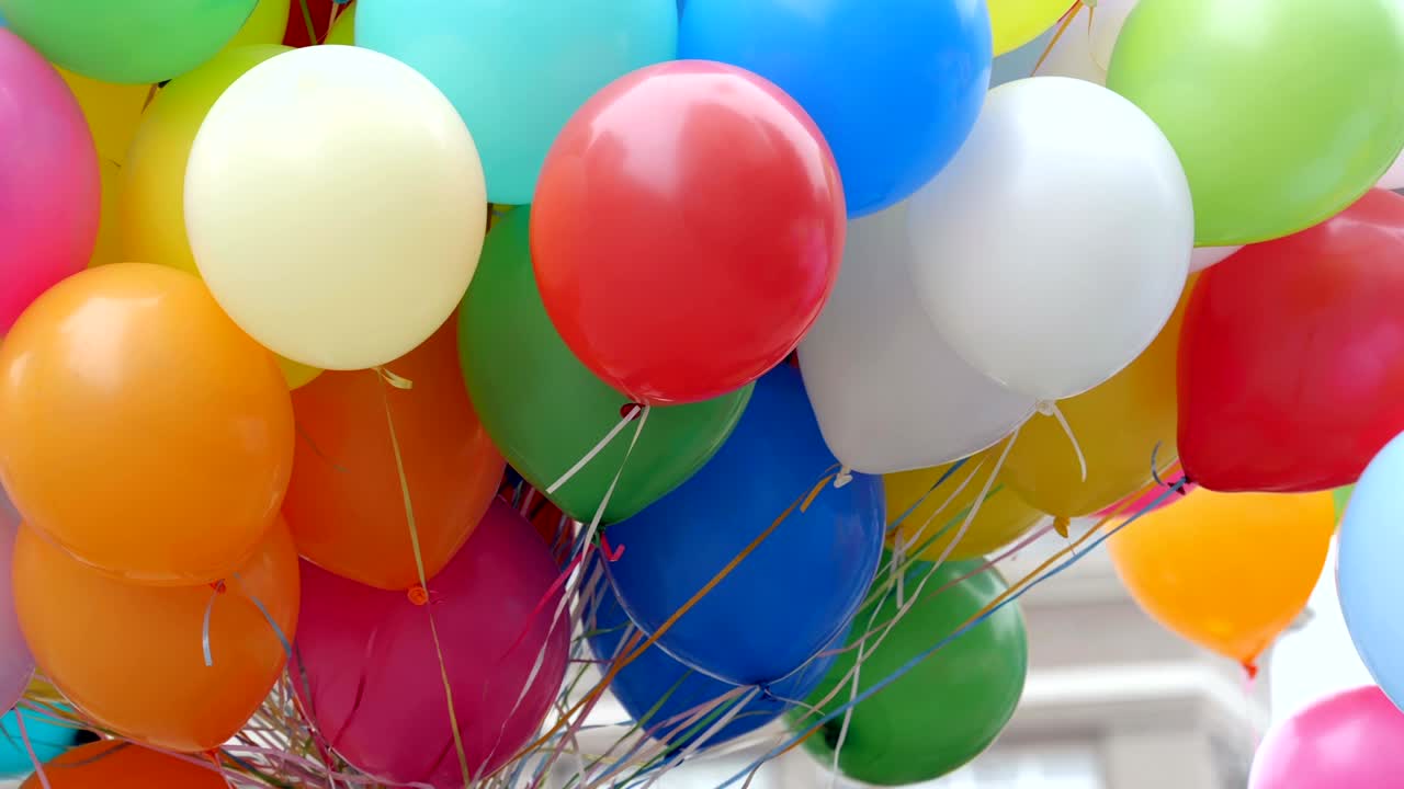 balones de helio de colores festivos.