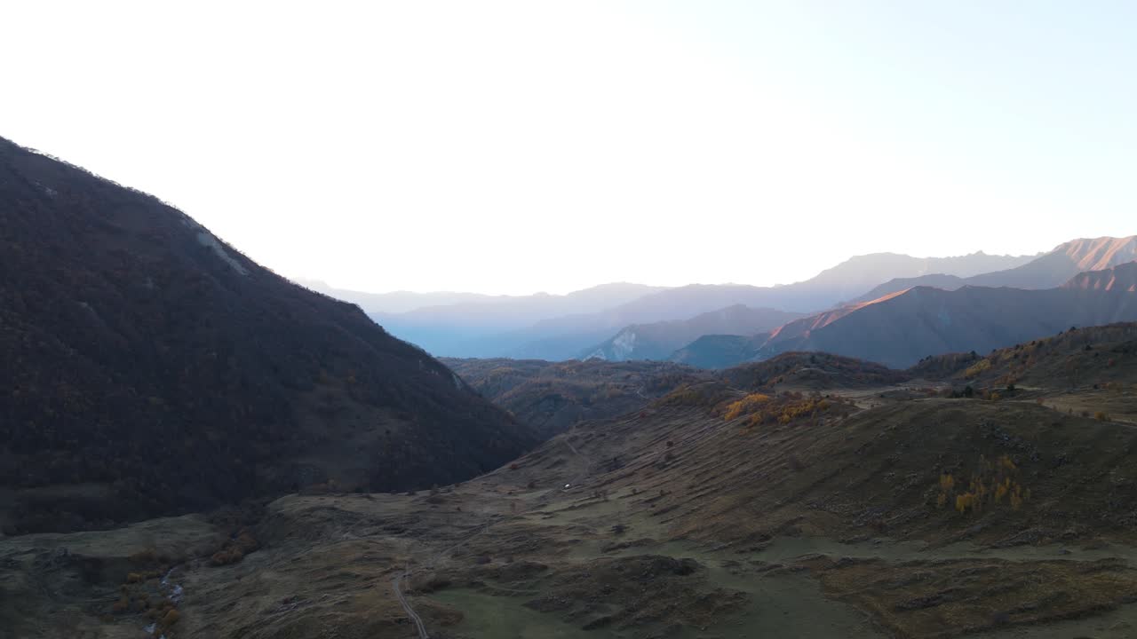 valle de montaña de otoño al amanecer