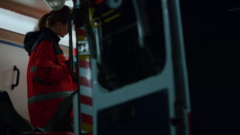 Paramédicos-Rescatando-A-Un-Paciente-En-Un-Camión-De-Emergencia.-Doctores-Tratando-A-Un-Hombre-En-Camillas