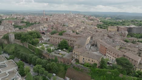 avión no tripulado ciudad de siena en italia