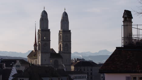 grossmuenster en la ciudad de zúrich por la mañana