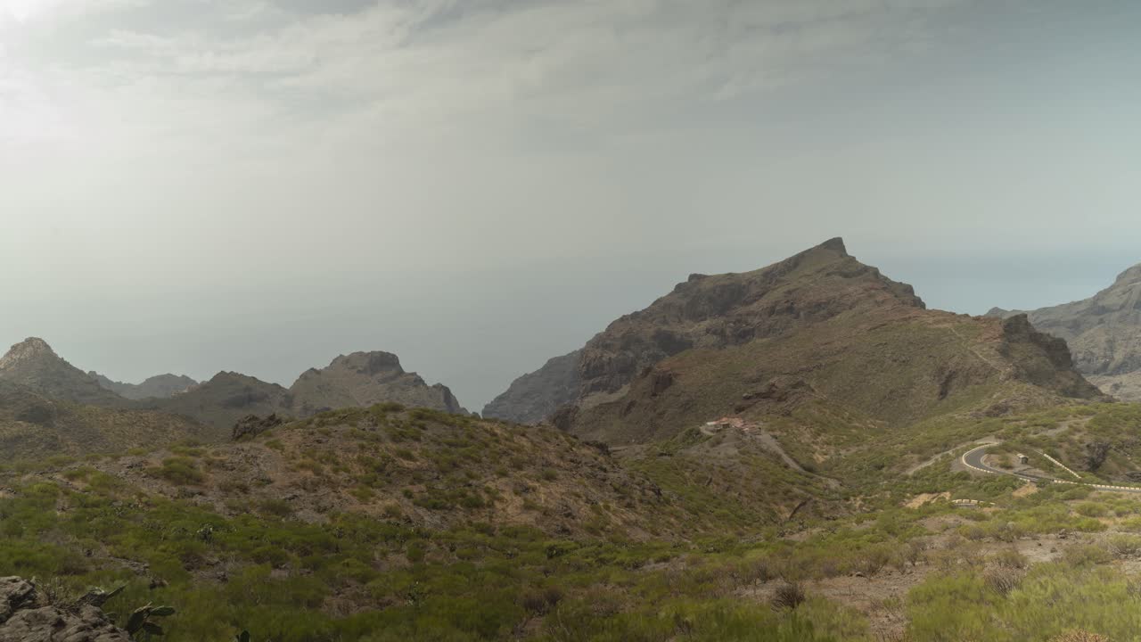 Catena montuosa costiera sull'isola di Tenerife con formazioni nuvolose che scorrono, timelapse