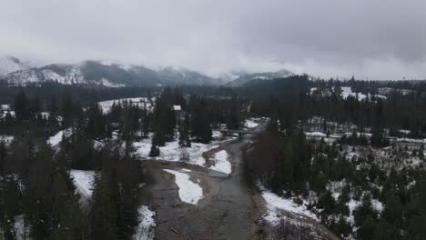 4k-Stimmungsvolle-Drohnenaufnahme-Des-Flusses-In-Den-Bergen,-Tatra-Gebirge,-Polen