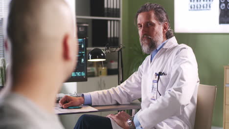 consulta con el médico y el paciente
