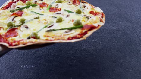 pizza al horno con aderezos de verduras