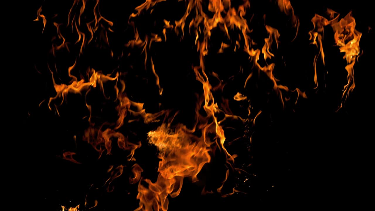 increíble explosión de fuego con llama real, explosión múltiple de fuego aislada en fondo negro elemento de video