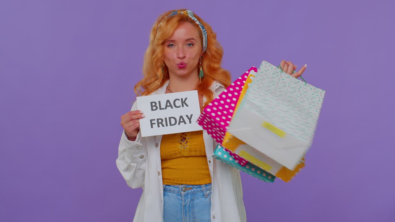 счастливая стильная девушка, показывающая текст баннера с надписью "черная пятница", рекламные скидки, низкие цены