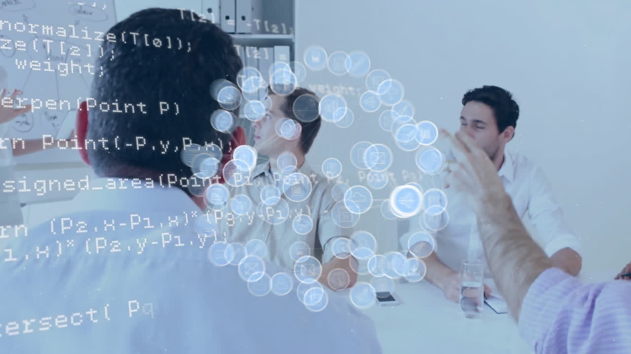 다양한 동료들이 회의에서 작업을 논의하는 미디어 아이콘과 데이터 처리의 애니메이션