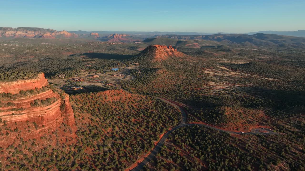 paisaje natural exótico con cañones rojos empinados rodeados de vegetación en sedona, arizona