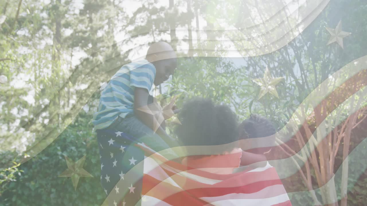 미소 짓는 아프리카계 미국인 가족 위에 흔들리는 미국 국기 애니메이션