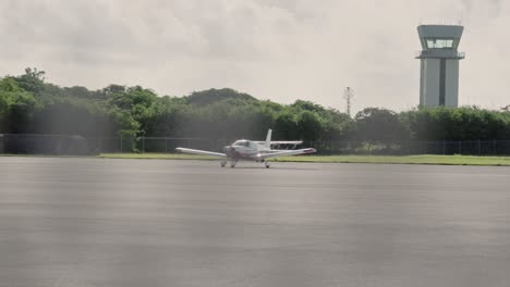 pan tiro de un avión ligero estacionado en la pista de un aeropuerto