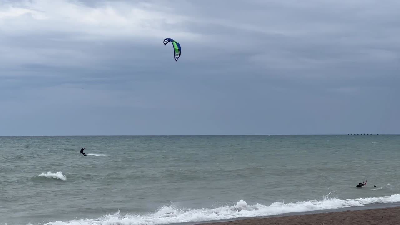 여름에 경치 좋은 해변에서 카이트서핑 - 와이드