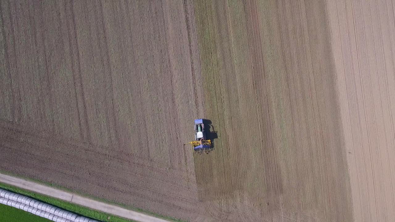 트랙터 작업 및 농지 경작의 오버헤드 드론 샷
