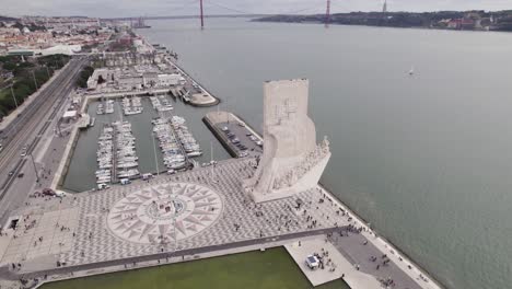 órbita-Aérea:-Monumento-De-Lisboa-A-Los-Descubrimientos-Y-Puerto-Deportivo-De-Bélem,-Portugal