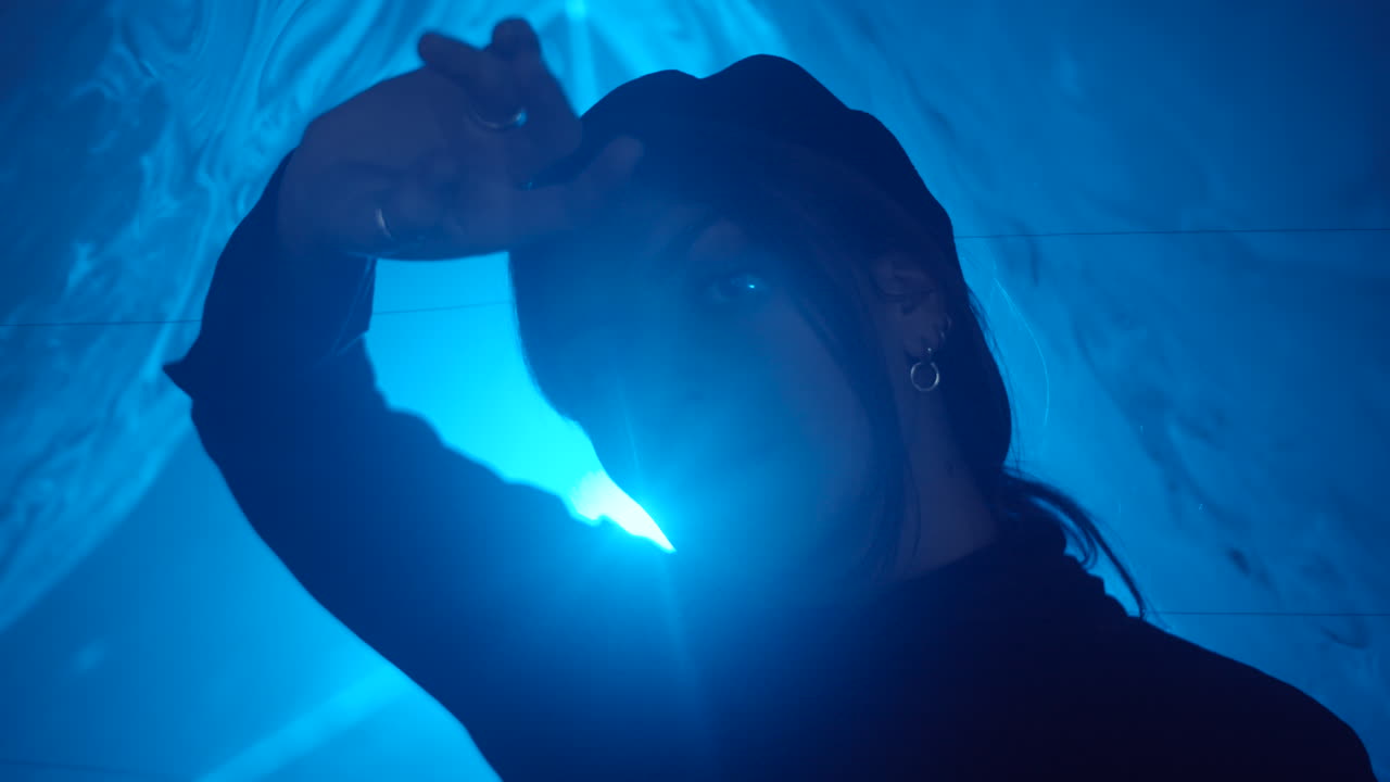 retrato de una mujer en un túnel láser azul