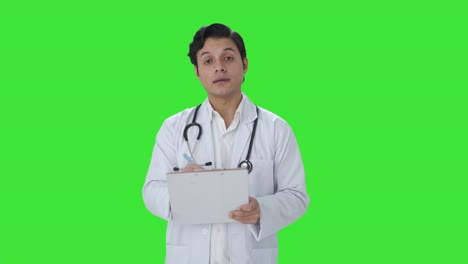 Médico-Indio-Escribiendo-Paciente-Breve-Pantalla-Verde