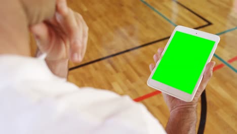Basketball-coach-using-digital-tablet