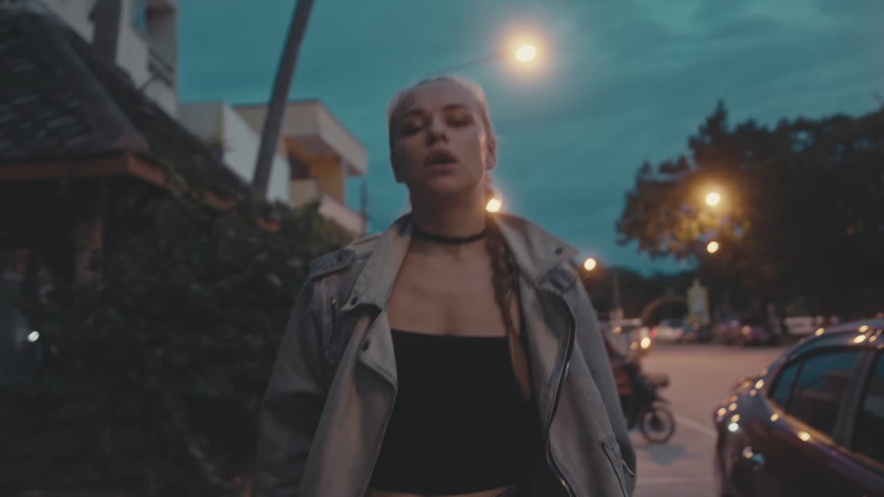 Donna in una città di notte