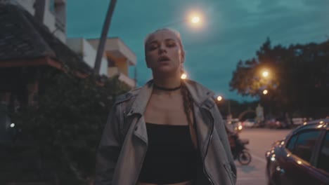 mujer en una ciudad por la noche