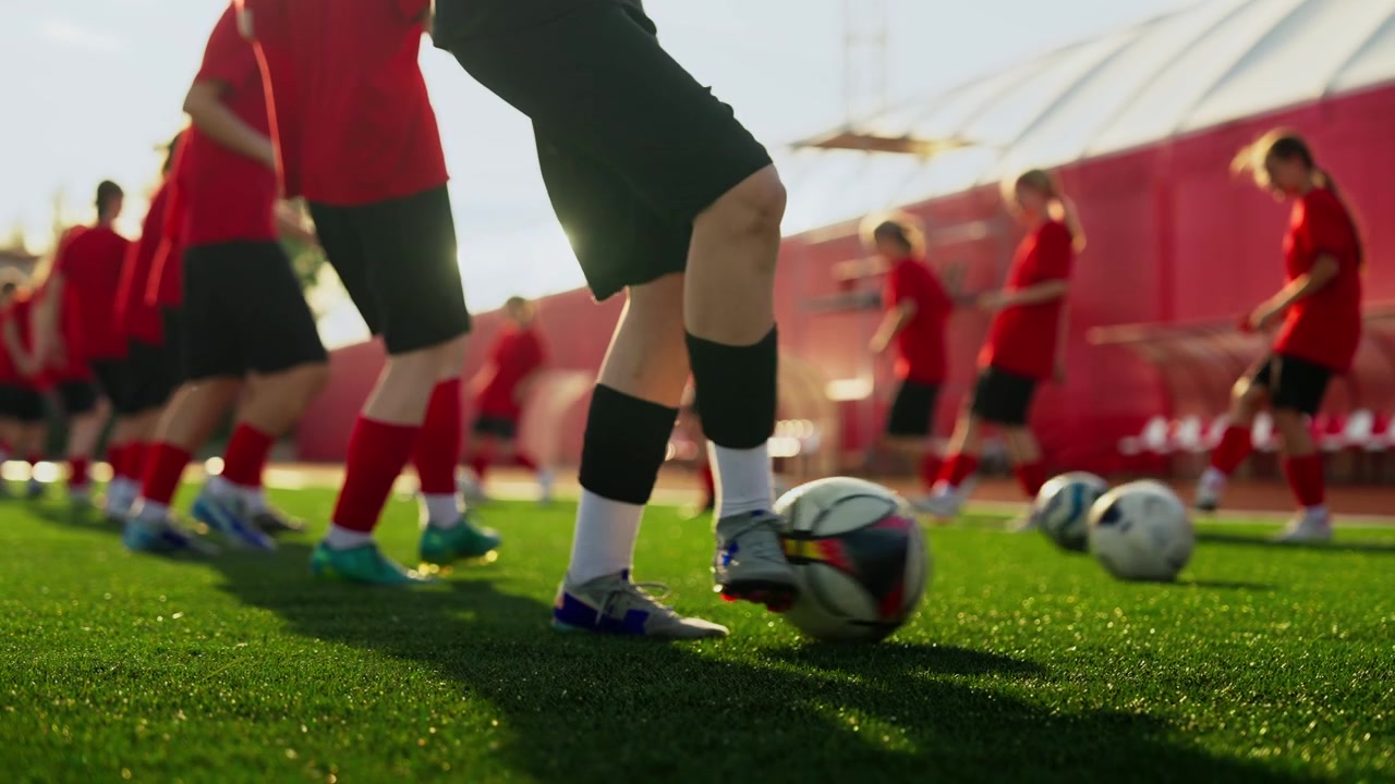 Equipo de fútbol juvenil practicando ejercicios de regate en el campo