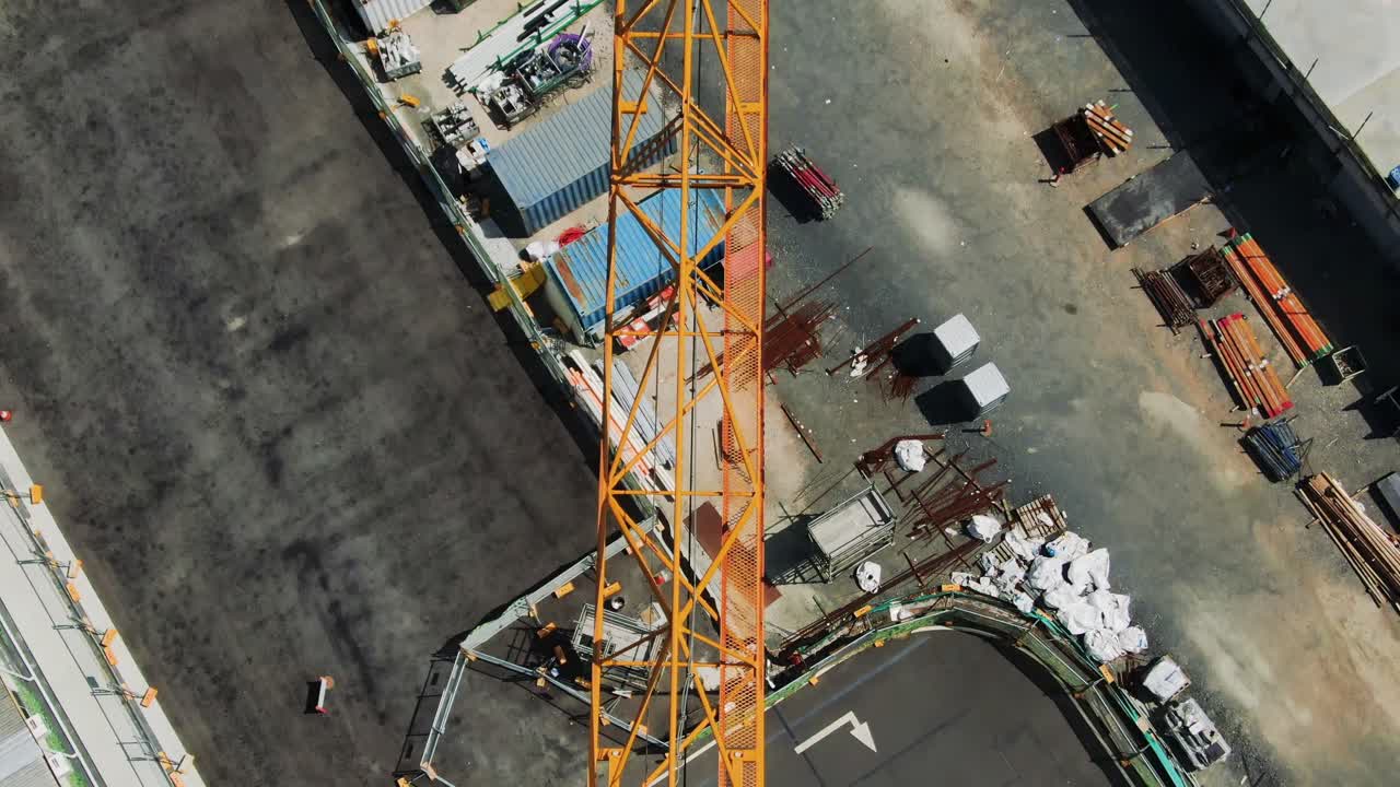levante lentamente revelando la longitud completa de la grúa día soleado, sitio de construcción